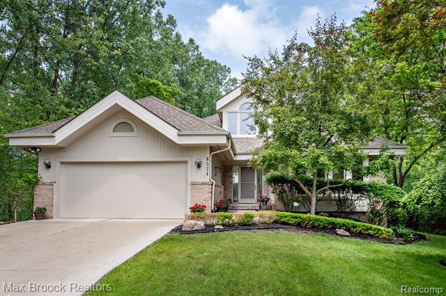 front view picture of 6524 Pleasant Lake Ct, West Bloomfield, MI. 48322