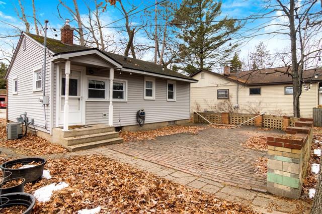 front view picture of 1609 E Eighth, Traverse City, MI. 49686