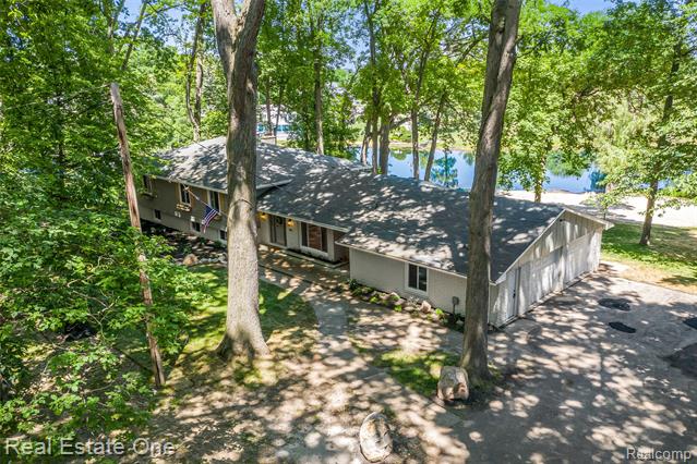 front view picture of 396 Hickory Lane, Lapeer, MI. 48446