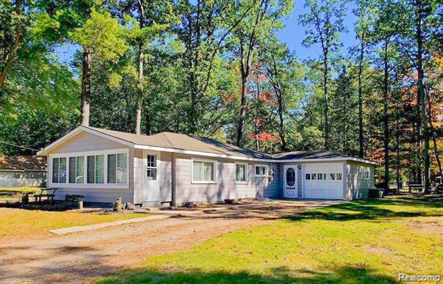 front view picture of 306 Devonshire Drive, Prudenville, MI. 48651