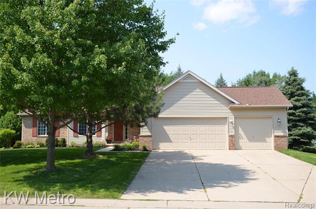 front view picture of 2077 Holly Berry Ln, Walled Lake, MI. 48390