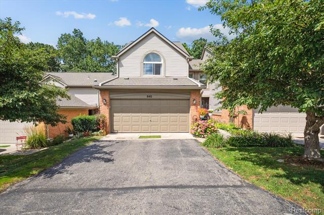 front view picture of 840 Woodridge Hills Drive, Brighton, MI. 48116