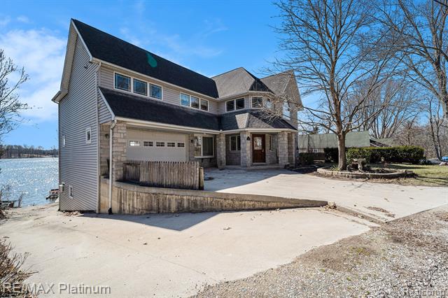 front view picture of 6512 Buckshore Drive, Whitmore Lake, MI. 48189