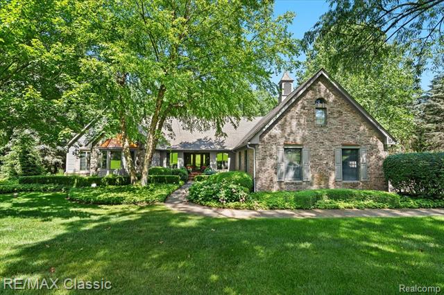 front view picture of 1245 Oak Hollow Dr, Milford, MI. 48380