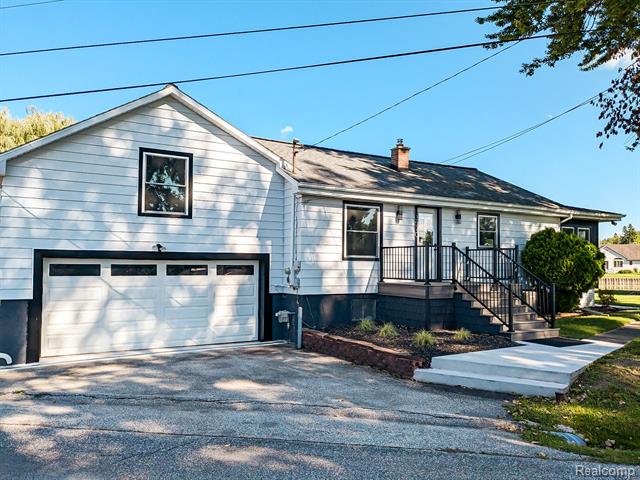 front view picture of 3570 Miller Road, Bay City, MI. 48706