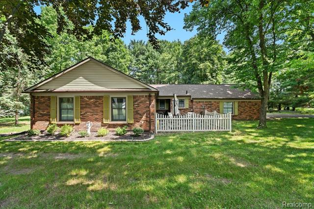 front view picture of 7248 Parkwood Drive, Fenton, MI. 48430