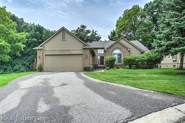 front view picture of 7071 Deerwood Trl, West Bloomfield, MI. 48323