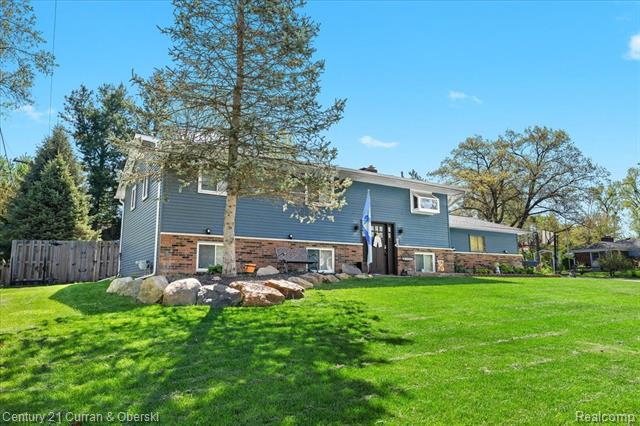 front view picture of 2566 Marchar Dr, Walled Lake, MI. 48390