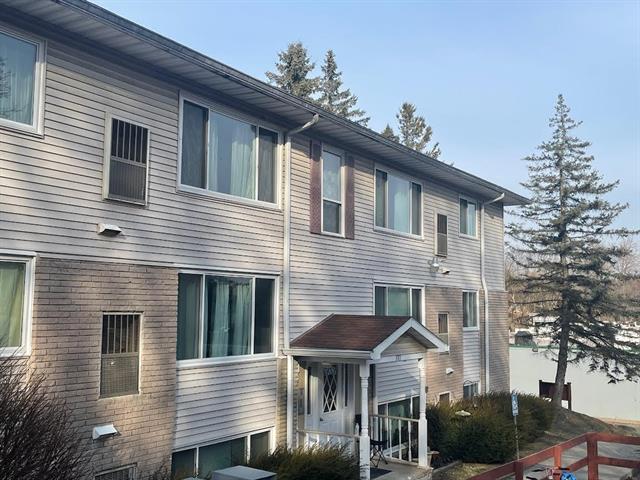 front view picture of 885 E Summit Street, Milford, MI. 48381