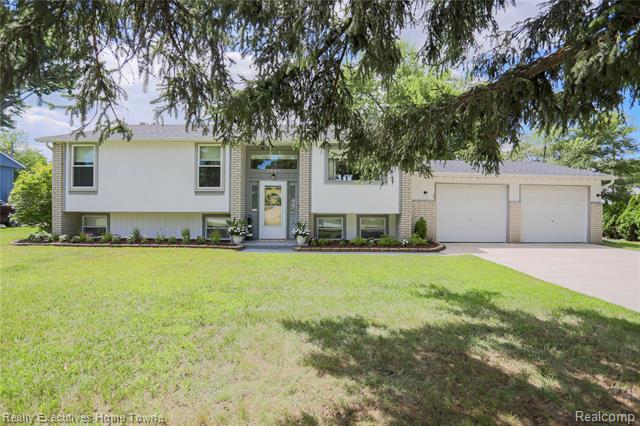 front view picture of 2687 Los Angeles Dr, Walled Lake, MI. 48390