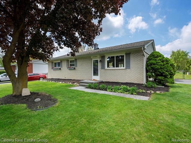 front view picture of 600 Los Arboles Dr, Walled Lake, MI. 48390