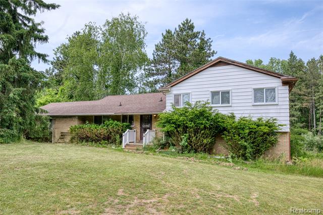 front view picture of 3020 Glengary Rd, Commerce Township, MI. 48382