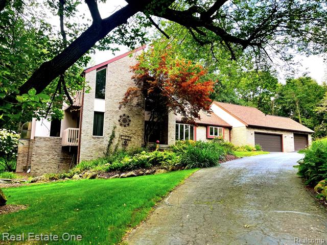 front view picture of 2862 Foxfire Dr, Milford, MI. 48380