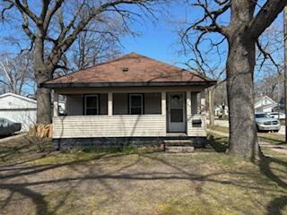 front view picture of 32 Crescent Avenue, Muskegon, MI. 49444