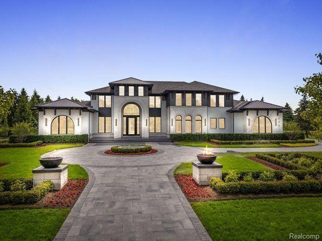 front view picture of 600 Chase Lane, Bloomfield Hills, MI. 48304