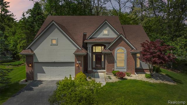 front view picture of 4610 Woodbine Cir, West Bloomfield, MI. 48323