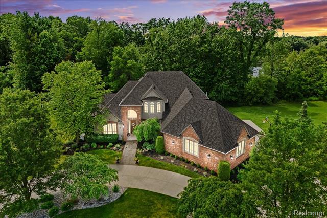 front view picture of 10734 Stoney Point Drive, South Lyon, MI. 48178