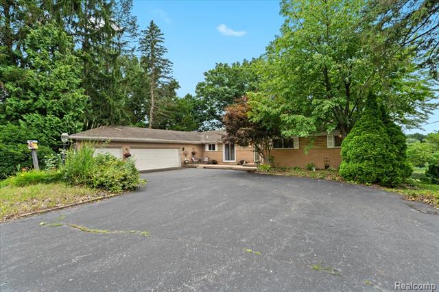 front view picture of 1540 Milford Hills Dr, Milford, MI. 48381