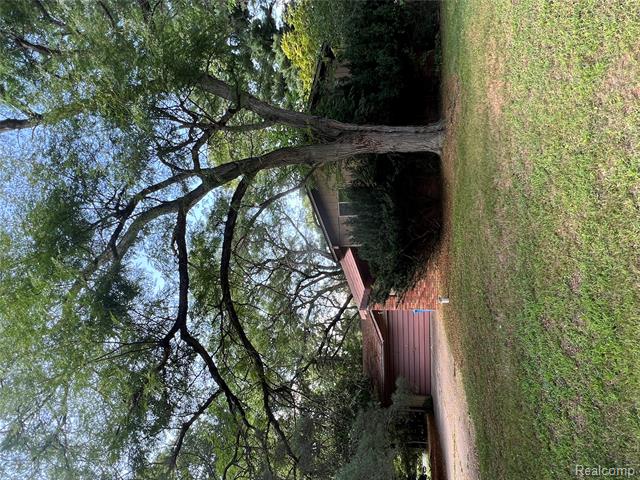 front view picture of 1960 Glen Iris Dr, Commerce Township, MI. 48382