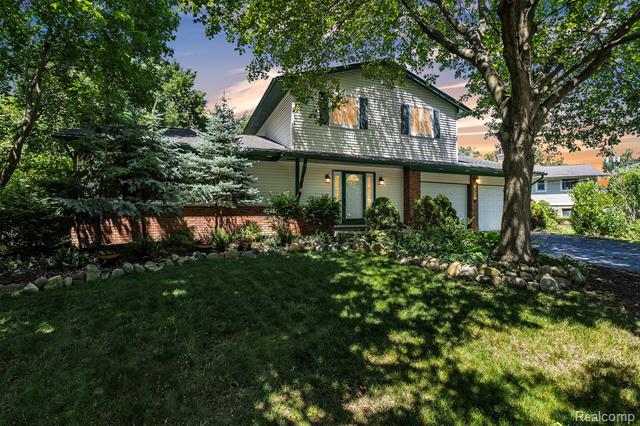 front view picture of 1840 Glen Iris Dr, Commerce Township, MI. 48382