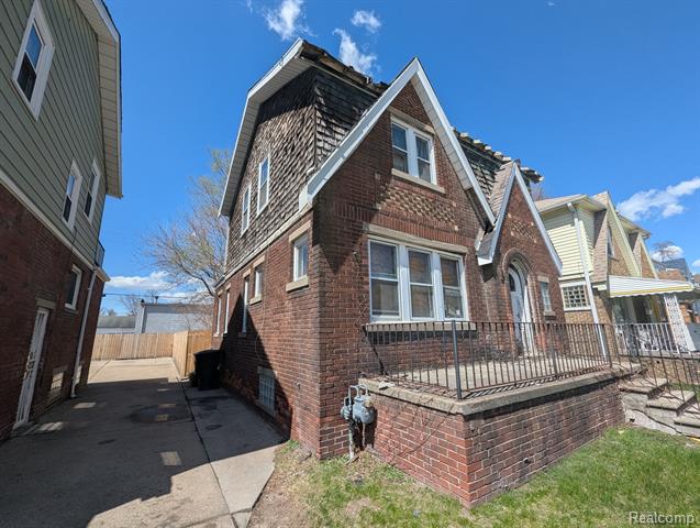 front view picture of 15817 Hartwell Street, Detroit, MI. 48227