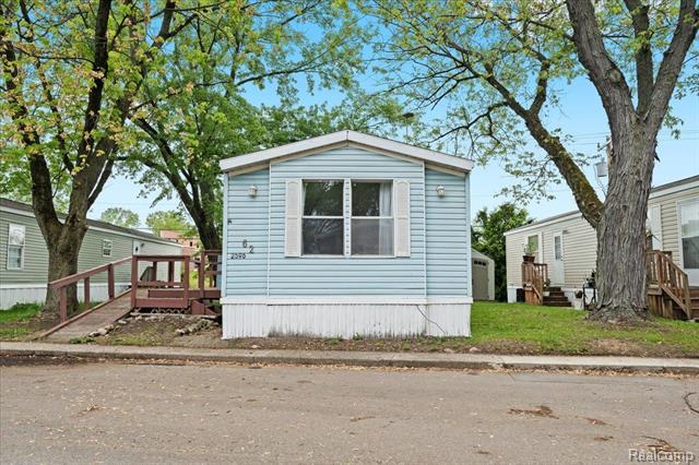 front view picture of 2596 Pleasant Street, Brighton, MI. 48114