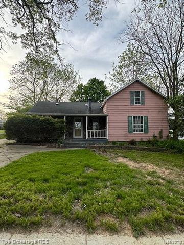 front view picture of 930 State Road, Fenton, MI. 48430