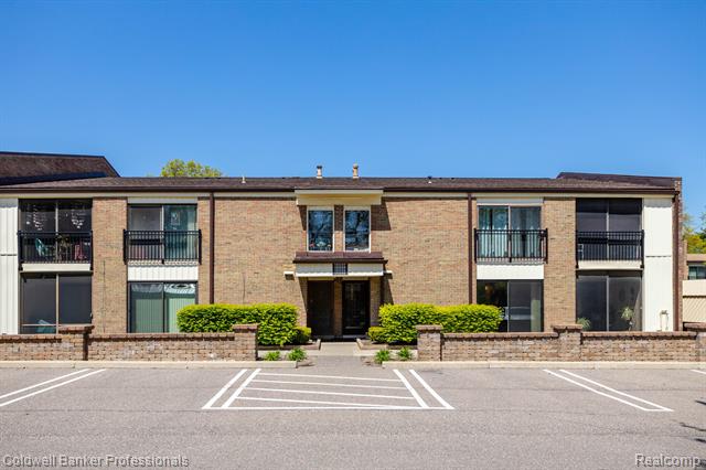 front view picture of 18236 University Park Drive, Livonia, MI. 48152