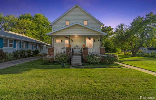 front view picture of 2028 Kosciuszko, Bay City, MI. 48708