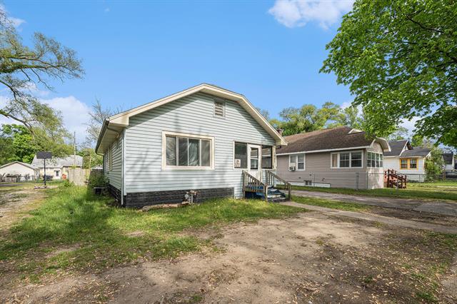 front view picture of 1027 Ogden Avenue, Benton Harbor, MI. 49022