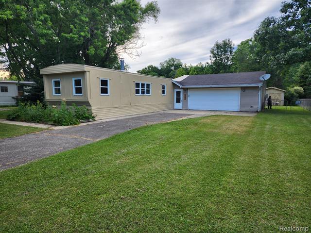 front view picture of 5791 Maunee Drive, Howell, MI. 48843