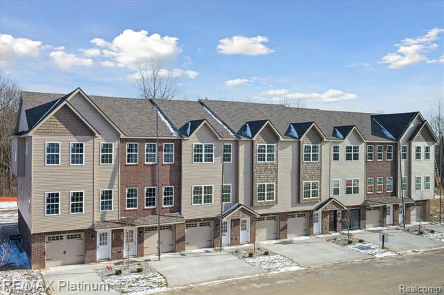 front view picture of 1697 Pinecroft Lane, Howell, MI. 48855