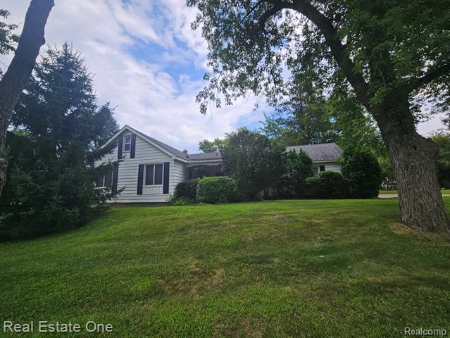front view picture of 4415 Welland Dr, West Bloomfield, MI. 48323