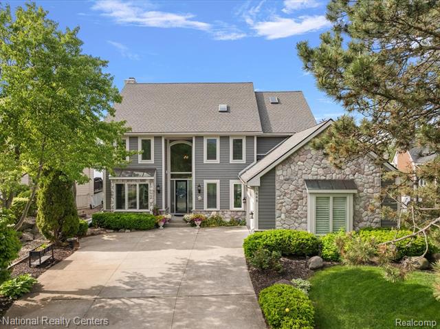 front view picture of 3448 Circle Dr, Commerce Township, MI. 48382