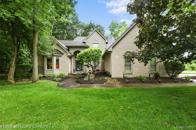 front view picture of 7319 Autumn Hill Dr, West Bloomfield, MI. 48323