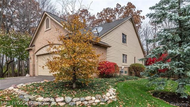 front view picture of 5146 Lagoons Cir, West Bloomfield, MI. 48323
