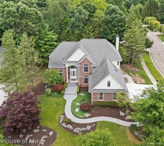 front view picture of 4743 S Ridge Dr, West Bloomfield, MI. 48323