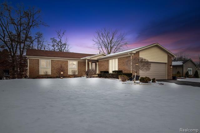 front view picture of 1515 Spruce Dr, Walled Lake, MI. 48390