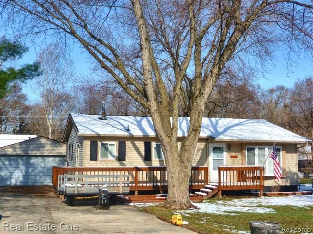 front view picture of 2901 Woodlawn St, Walled Lake, MI. 48390