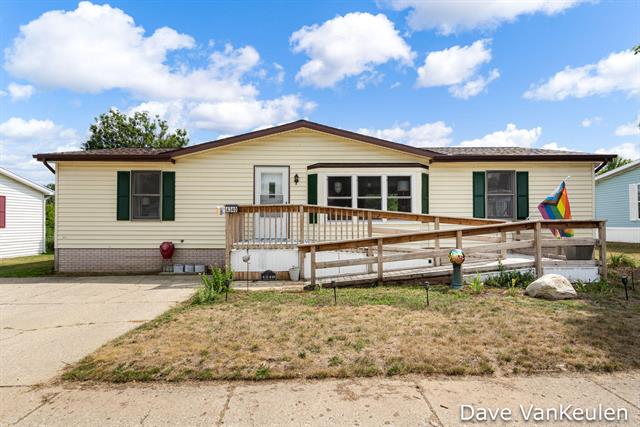 front view picture of 4340 Brookmere Drive Se, Grand Rapids, MI. 49512