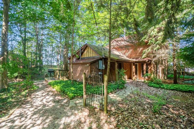 front view picture of 2560 Lakeshore Drive, Fennville, MI. 49408