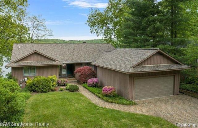 front view picture of 5867 Community Drive, Brighton, MI. 48116