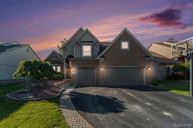 front view picture of 7590 Acorn Hill Ct, West Bloomfield, MI. 48323