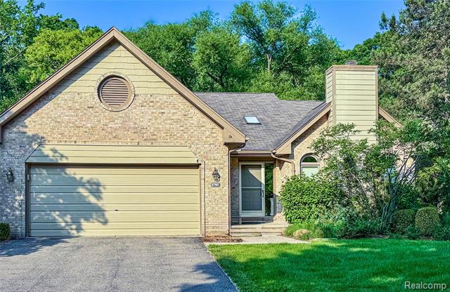 front view picture of 6760 Oyster Cv, West Bloomfield, MI. 48323