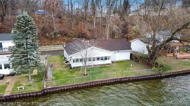 front view picture of 657 Lane Drive, Jackson, MI. 49201