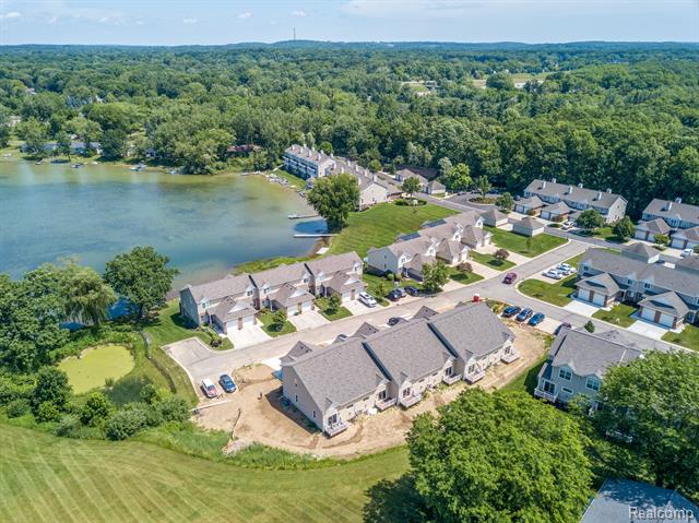 front view picture of 11306 Woodruff Lake, Brighton, MI. 49310