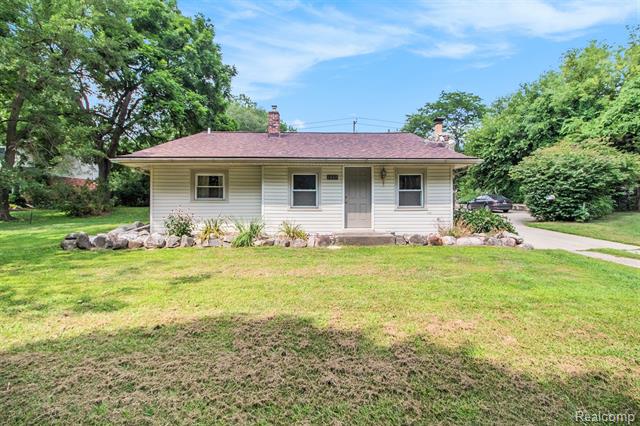 front view picture of 1347 E Dawson Rd, Milford, MI. 48381