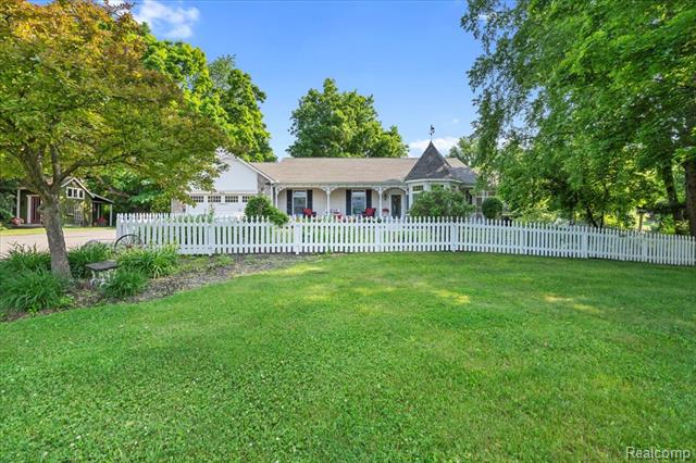 front view picture of 636 Crawford Farm Ln, Milford, MI. 48381