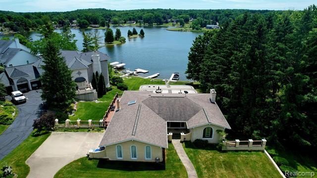 front view picture of 8048 Driftwood Drive, Fenton, MI. 48430
