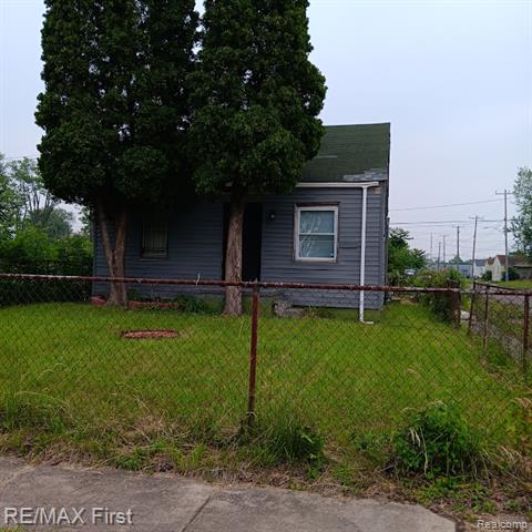 front view picture of 13500 Heyden Street, Detroit, MI. 48223